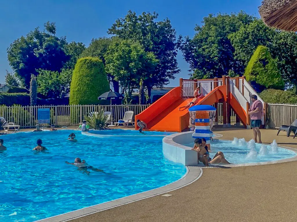 camping paradis avec pataugeoire en bretagne