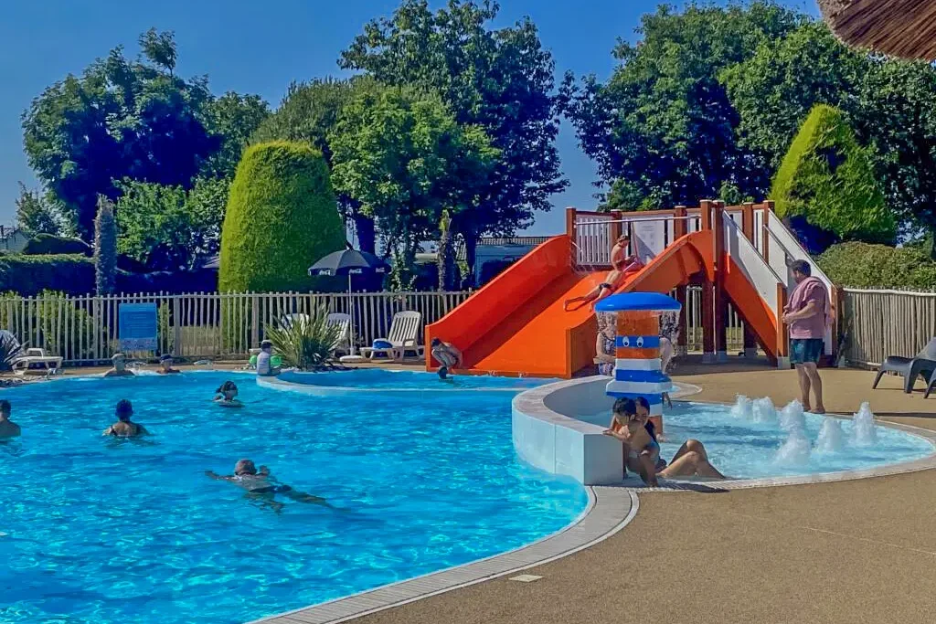campingparadijs met kinderzwembad in bretagne